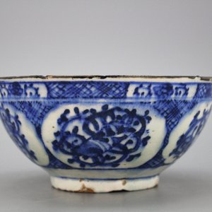 A blue and white bowl in Chinese style, Iran, 18/19th C. — 照片 1