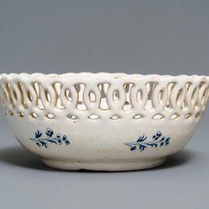 A blue and white Brussels faience 'à la haie fleurie' reticulated basket, 18th C. — 照片 5