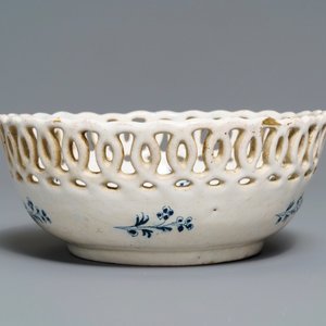 A blue and white Brussels faience 'à la haie fleurie' reticulated basket, 18th C. — 照片 6