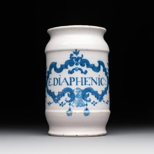 A blue and white Brussels faience albarello with a satyr head, inscribed 'E. DIAPHENIC:', 18th C. — 照片 1