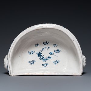 A blue and white Brussels faience fountain with basin, 18th C. — 照片 11