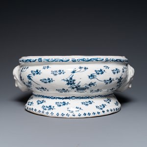 A blue and white Brussels faience fountain with basin, 18th C. — 照片 3
