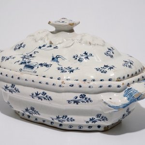 A blue and white Brussels faience “La Haie Fleurie” tureen and cover, 18th C. — photo 1