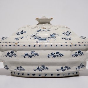 A blue and white Brussels faience “La Haie Fleurie” tureen and cover, 18th C. — photo 2