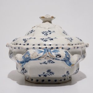 A blue and white Brussels faience “La Haie Fleurie” tureen and cover, 18th C. — photo 3