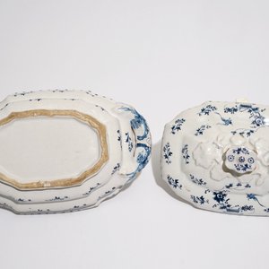 A blue and white Brussels faience “La Haie Fleurie” tureen and cover, 18th C. — photo 7