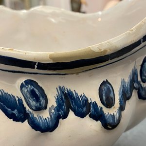 A blue and white Brussels faience rocaille tureen and cover, 18th C. — photo 15