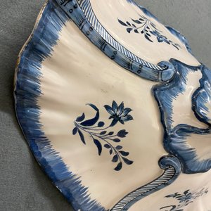 A blue and white Brussels faience rocaille tureen and cover, 18th C. — photo 8