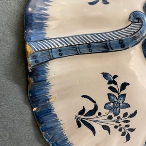 A blue and white Brussels faience rocaille tureen and cover, 18th C. — photo 10