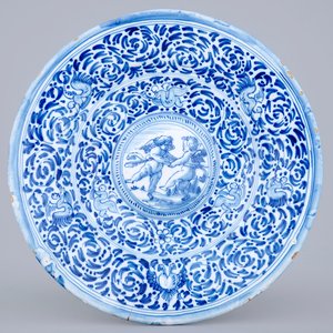 A blue and white cardinals dish with putti, Delft or Haarlem, 17th C. — 照片 1