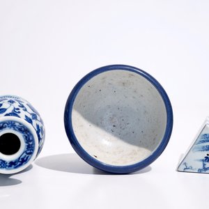 A blue and white Chinese altar vase, Qianlong mark, a triangular seal and a monochrome bowl, 19/20th C. — photo 6