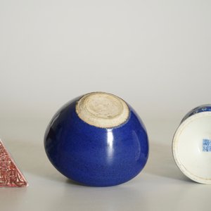 A blue and white Chinese altar vase, Qianlong mark, a triangular seal and a monochrome bowl, 19/20th C. — photo 9