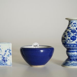 A blue and white Chinese altar vase, Qianlong mark, a triangular seal and a monochrome bowl, 19/20th C. — photo 10