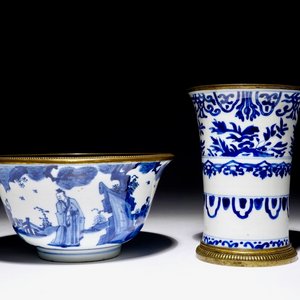 A blue and white Chinese bowl and beaker vase with bronze mounts, Kangxi — 照片 1