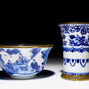 A blue and white Chinese bowl and beaker vase with bronze mounts, Kangxi — 照片 2