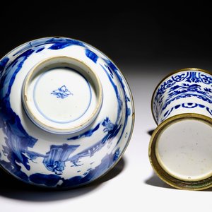 A blue and white Chinese bowl and beaker vase with bronze mounts, Kangxi — 照片 6