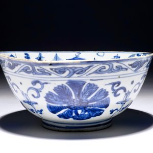 A blue and white Chinese bowl with a landscape design, Ming, Wanli/Jiajing — 照片 4