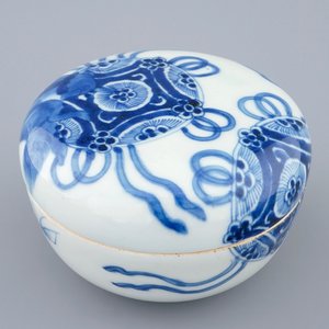 A blue and white Chinese box and cover, Transitional period, 1620-1683 — photo 1