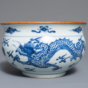 A blue and white Chinese censer with dragons chasing the pearl, Kangxi — photo 2