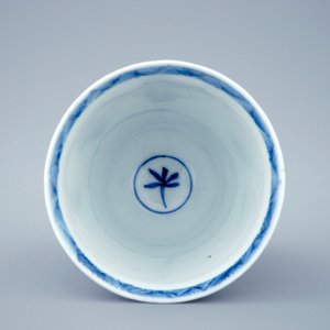 A blue and white Chinese cup and saucer with "The crucifixion", Kangxi — photo 9