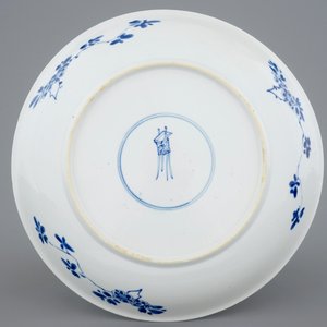 A blue and white Chinese dish with precious objects, Kangxi — 照片 2