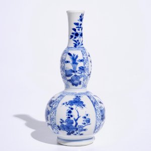 A blue and white Chinese double gourd vase with design of antiquities, Kangxi — 照片 2