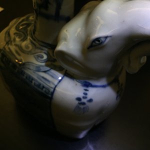 A blue and white Chinese elephant-shaped kendi, Ming Dynasty, Wanli, 1573-1619 — 照片 4