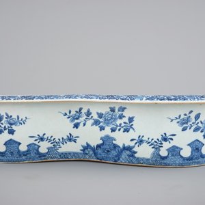 A blue and white Chinese export porcelain bidet on stand, Qianlong, 18th C. — photo 2