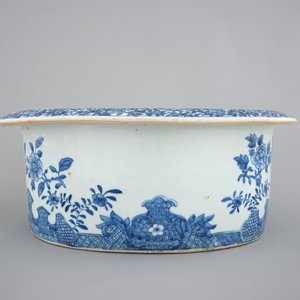A blue and white Chinese export porcelain bidet on stand, Qianlong, 18th C. — photo 3