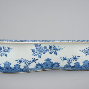A blue and white Chinese export porcelain bidet on stand, Qianlong, 18th C. — photo 4