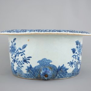 A blue and white Chinese export porcelain bidet on stand, Qianlong, 18th C. — photo 5