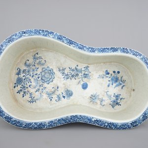 A blue and white Chinese export porcelain bidet on stand, Qianlong, 18th C. — photo 6