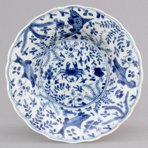 A blue and white Chinese export porcelain plate with crabs and fish, Kangxi, ca. 1700 — 照片 1