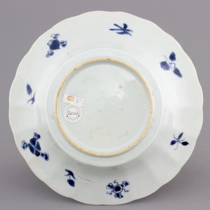 A blue and white Chinese export porcelain plate with crabs and fish, Kangxi, ca. 1700 — 照片 2
