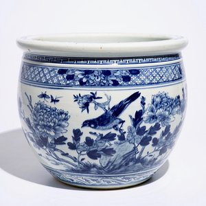 A blue and white Chinese fishbowl with birds among flowers, 19th C. — photo 1