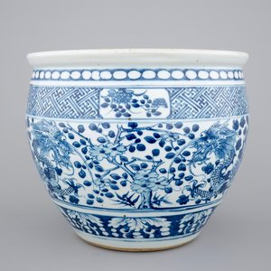 A blue and white Chinese fishbowl with dragons, 18/19th C. — photo 1