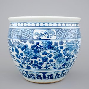 A blue and white Chinese fishbowl with dragons, 18/19th C. — photo 2