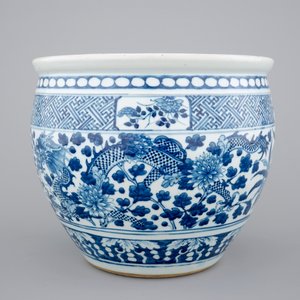 A blue and white Chinese fishbowl with dragons, 18/19th C. — photo 3