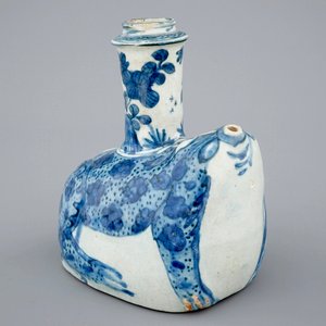 A blue and white Chinese frog-shaped kendi, Wanli, 1573-1619 — 照片 1
