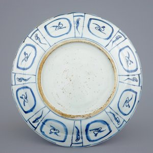 A blue and white Chinese kraak porcelain dish with a flower vase, Wanli, 1573-1619 — 照片 2