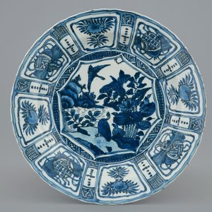 A blue and white Chinese kraak porcelain dish with ducks, Wanli, 1573-1619 — photo 1