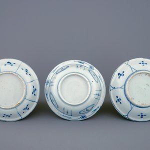 A blue and white Chinese kraak porcelain klapmuts bowl and 2 plates, Wanli, 1573-1619 — photo 3