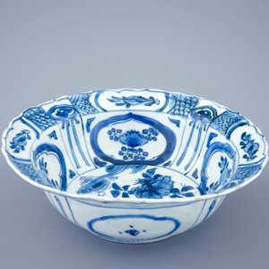 A blue and white Chinese kraak porcelain klapmuts bowl, Wanli, 1573-1619 — 照片 2