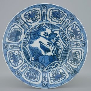 A blue and white Chinese kraak porcelain plate with a crane, Wanli, 1573-1619 — photo 1