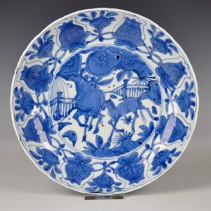 A blue and white Chinese kraak porcelain plate with horses, Ming, Wanli — photo 1