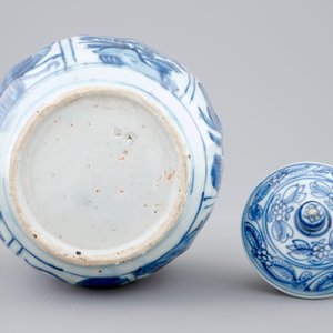 A blue and white Chinese kraak porcelain wine pot, Wanli, 1573-1619 — 照片 9