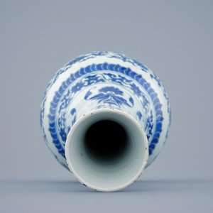 A blue and white Chinese lotus scroll bottle vase, Transitional period, 1620-1683 — photo 5