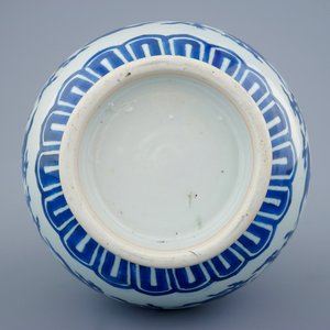 A blue and white Chinese lotus scroll bottle vase, Transitional period, 1620-1683 — photo 6