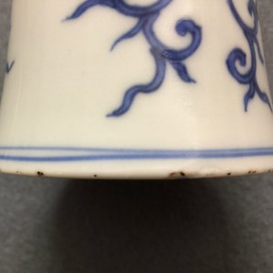A blue and white Chinese lotus scroll bottle vase, Transitional period, 1620-1683 — photo 7