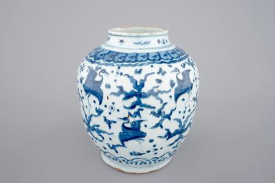 Un vase en porcelaine de Chine, Dynastie Ming, décor "Aux cent grues"